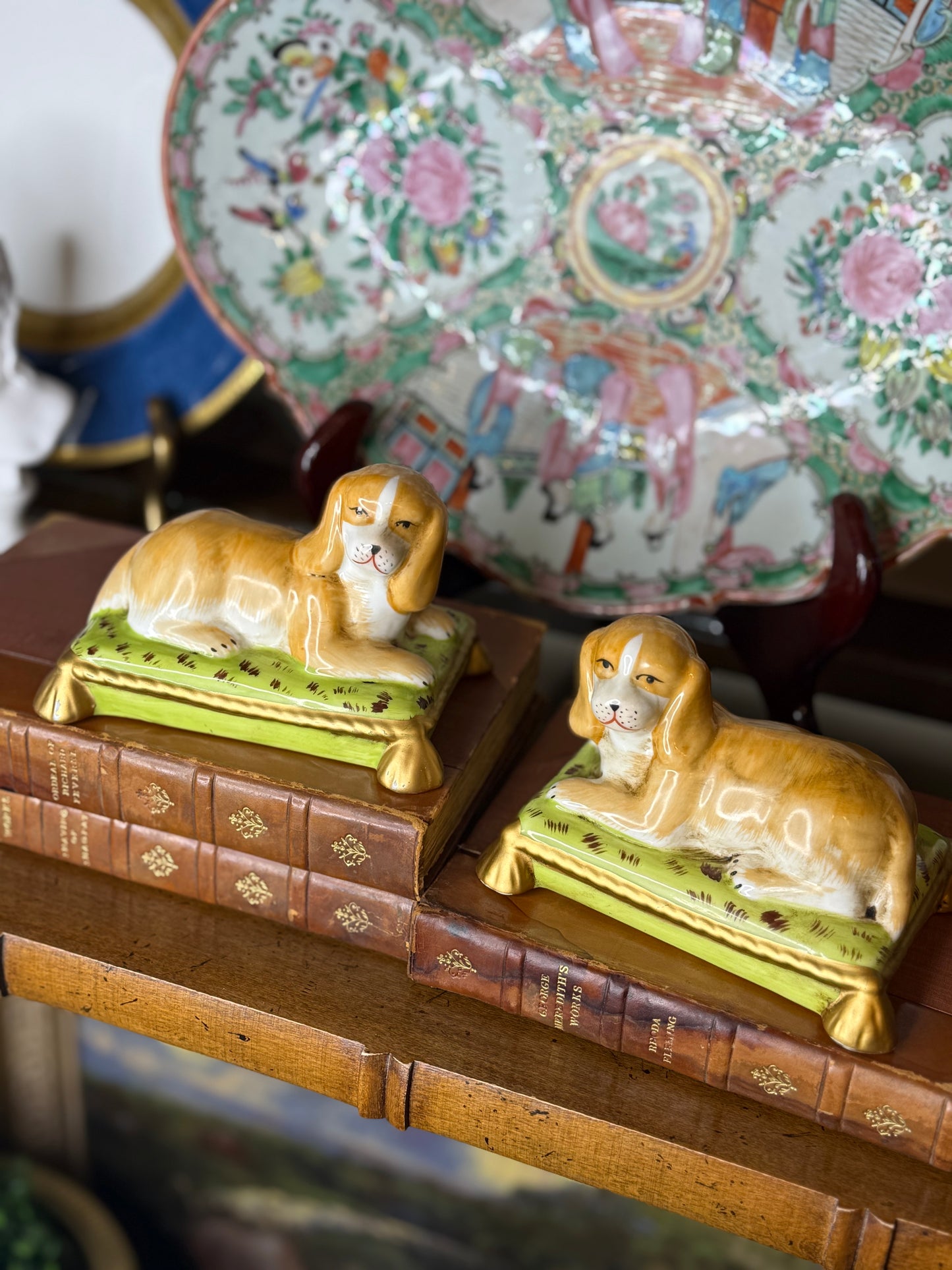 DANNY'S FINE PORCELAIN: 5x4x4 Ceramic Spaniel/Dog Bookends, Lime Gold Pillows