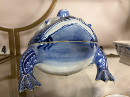Stunning export lidded frog with mini frog!