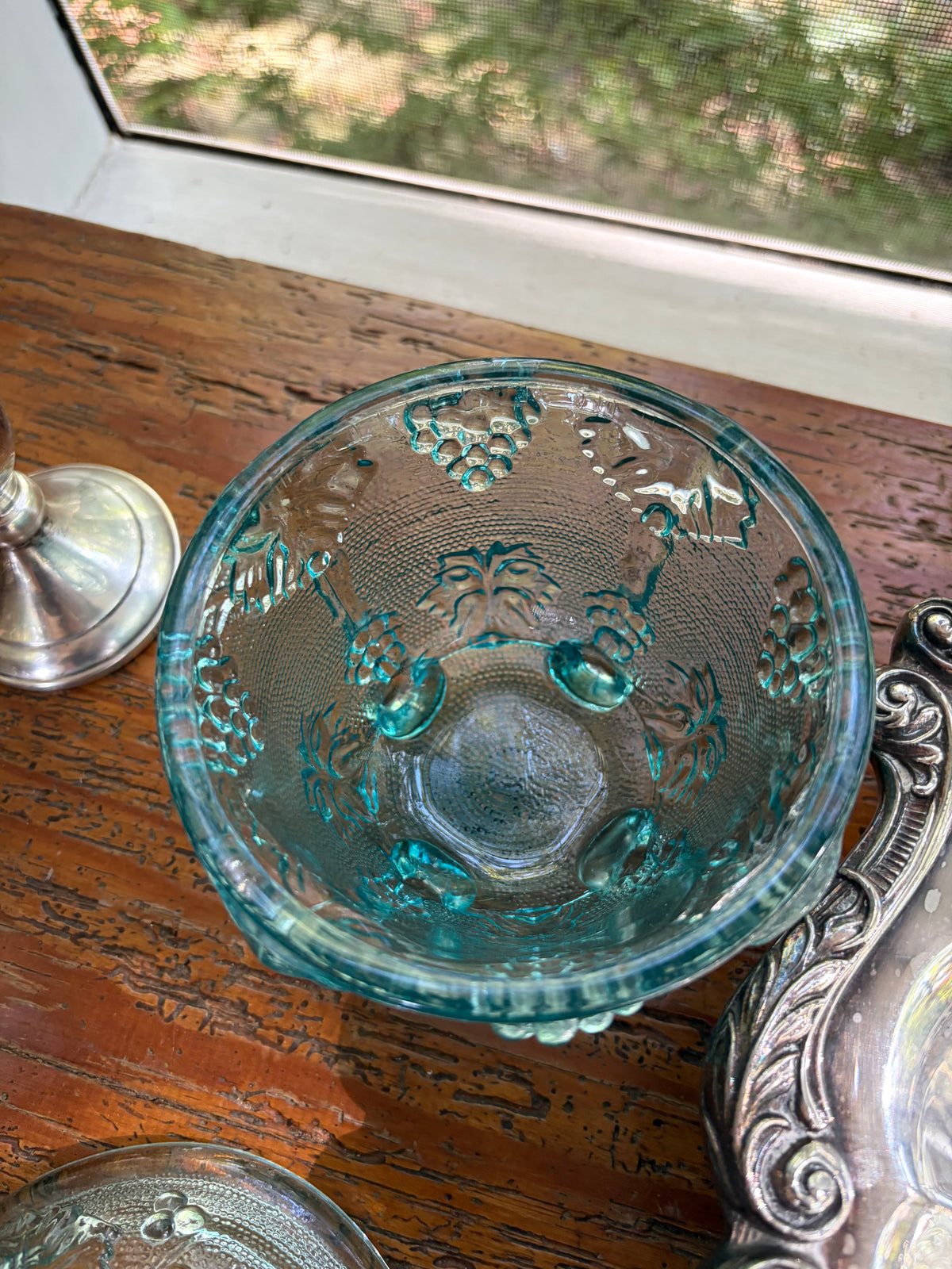 Beautiful Jeanette Glass lidded teal dish with leaf design and grape finial!