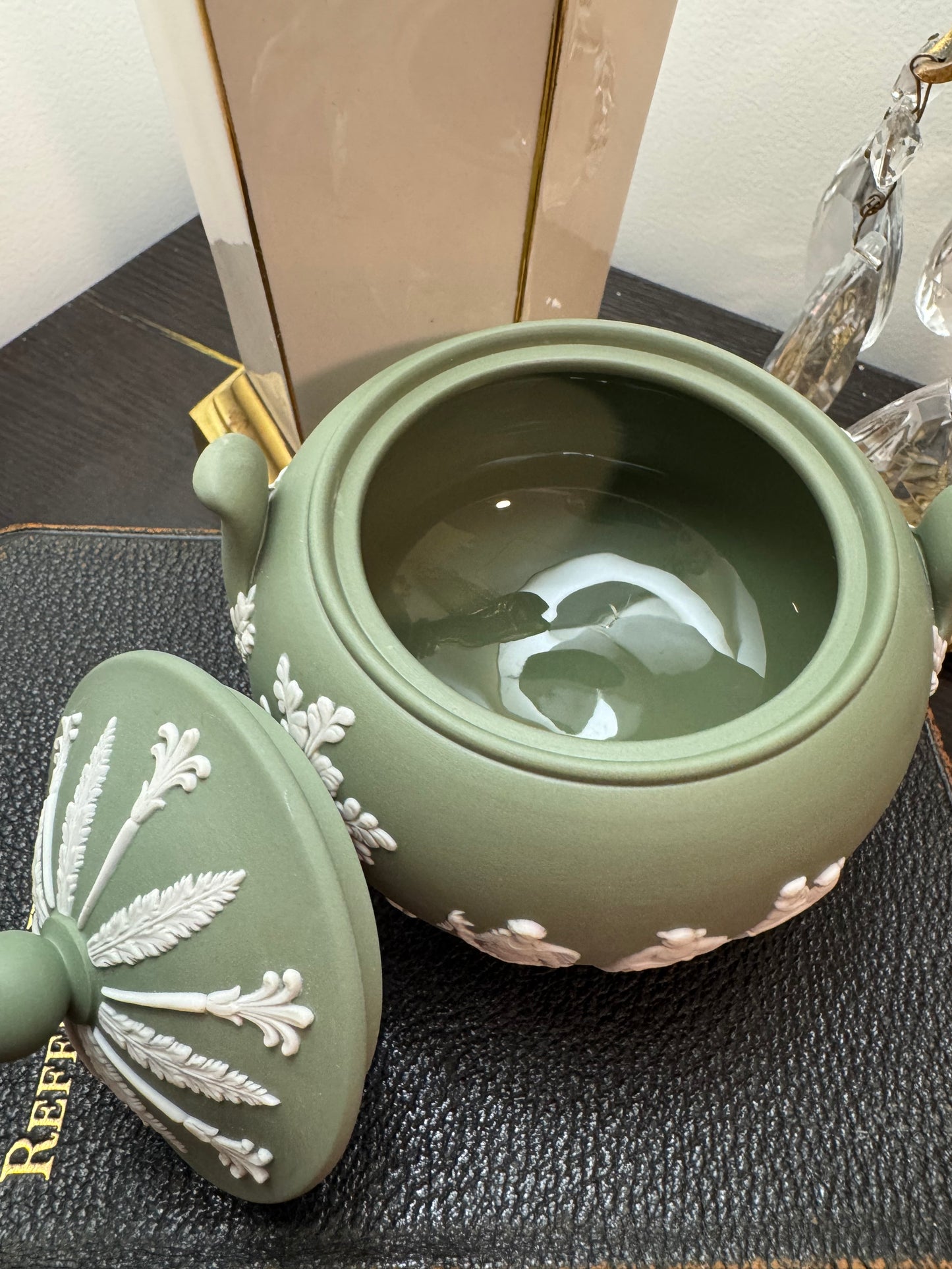 Wedgwood sage green sugar bowl lidded dish tobacco leaf design
