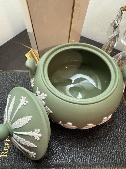 Wedgwood sage green sugar bowl lidded dish tobacco leaf design