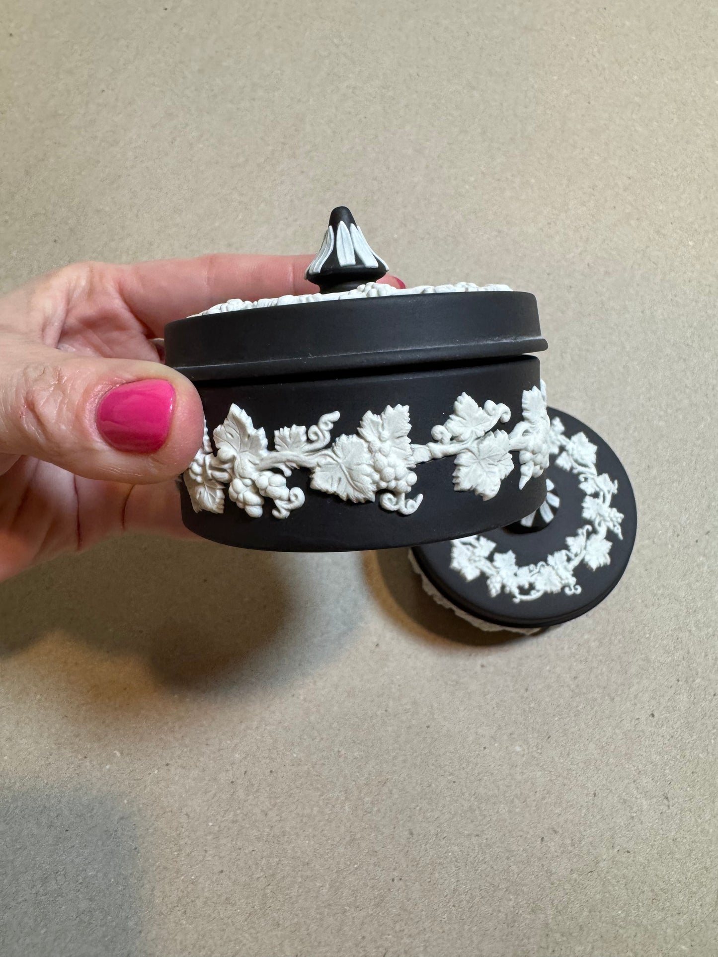 Black bassalt Wedgewood lidded round box 3x2.25
