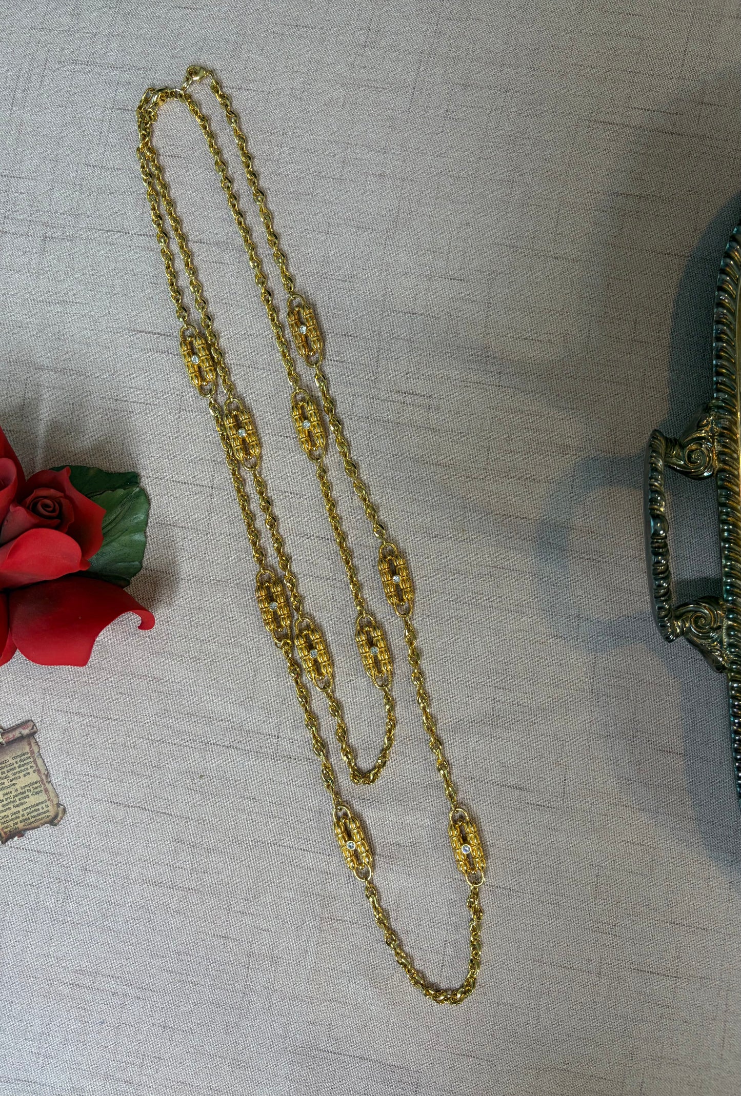 Gorgeous Jacqueline Kennedy paper link style gold necklace!