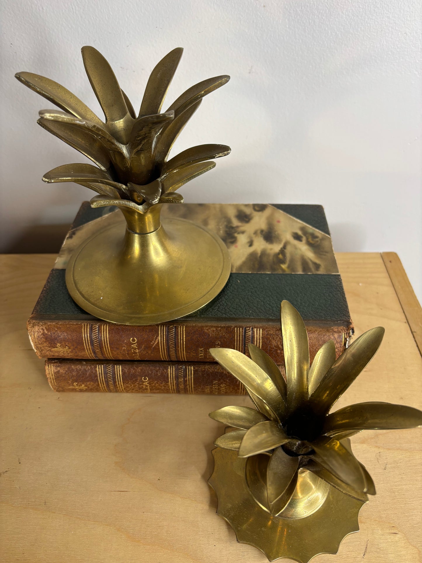 Beautiful Hollywood Regency style brass pineapple candleholders pair!