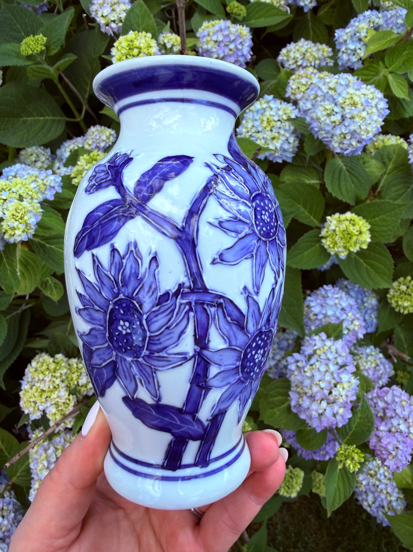 Vintage hand painted blue & white chinoiserie 6.5” vase - pristine!