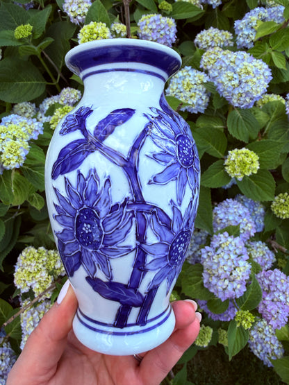 Vintage hand painted blue & white chinoiserie 6.5” vase - pristine!