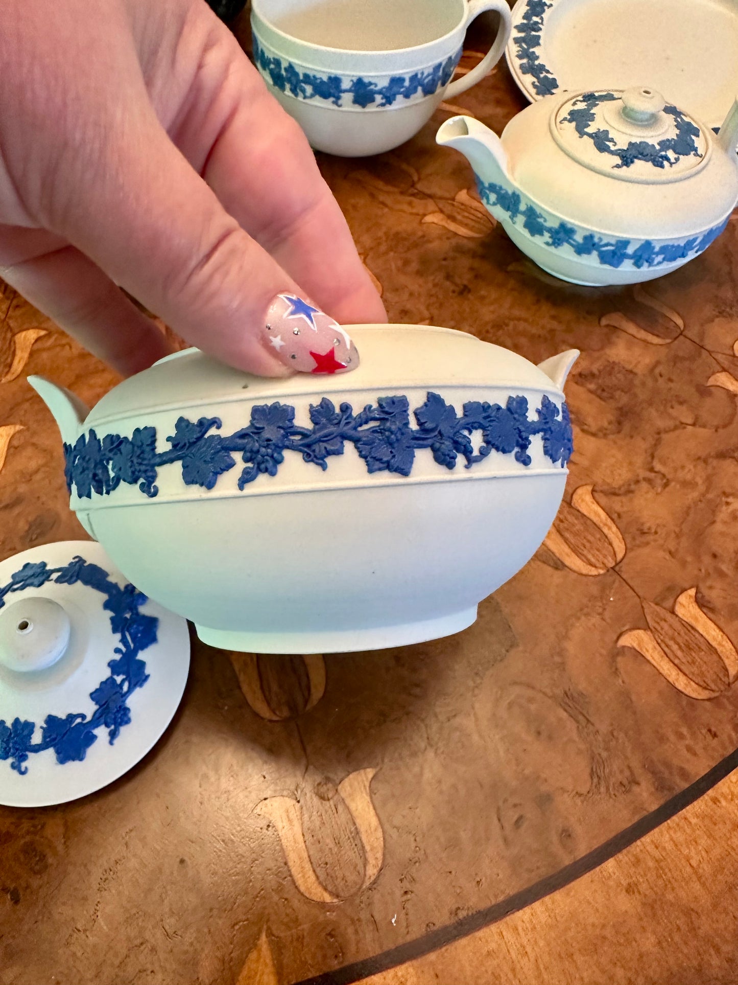 Antique Wedgwood Smear-Glazed Stoneware Covered Sugar Bowl with Lavender Sprigged Grapes