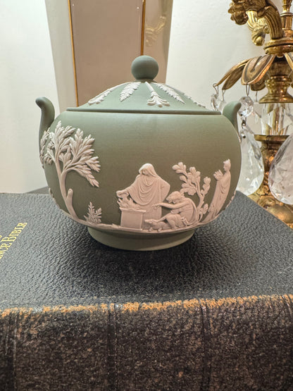Wedgwood sage green sugar bowl lidded dish tobacco leaf design