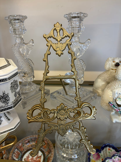 Lovely brass easel with floral!