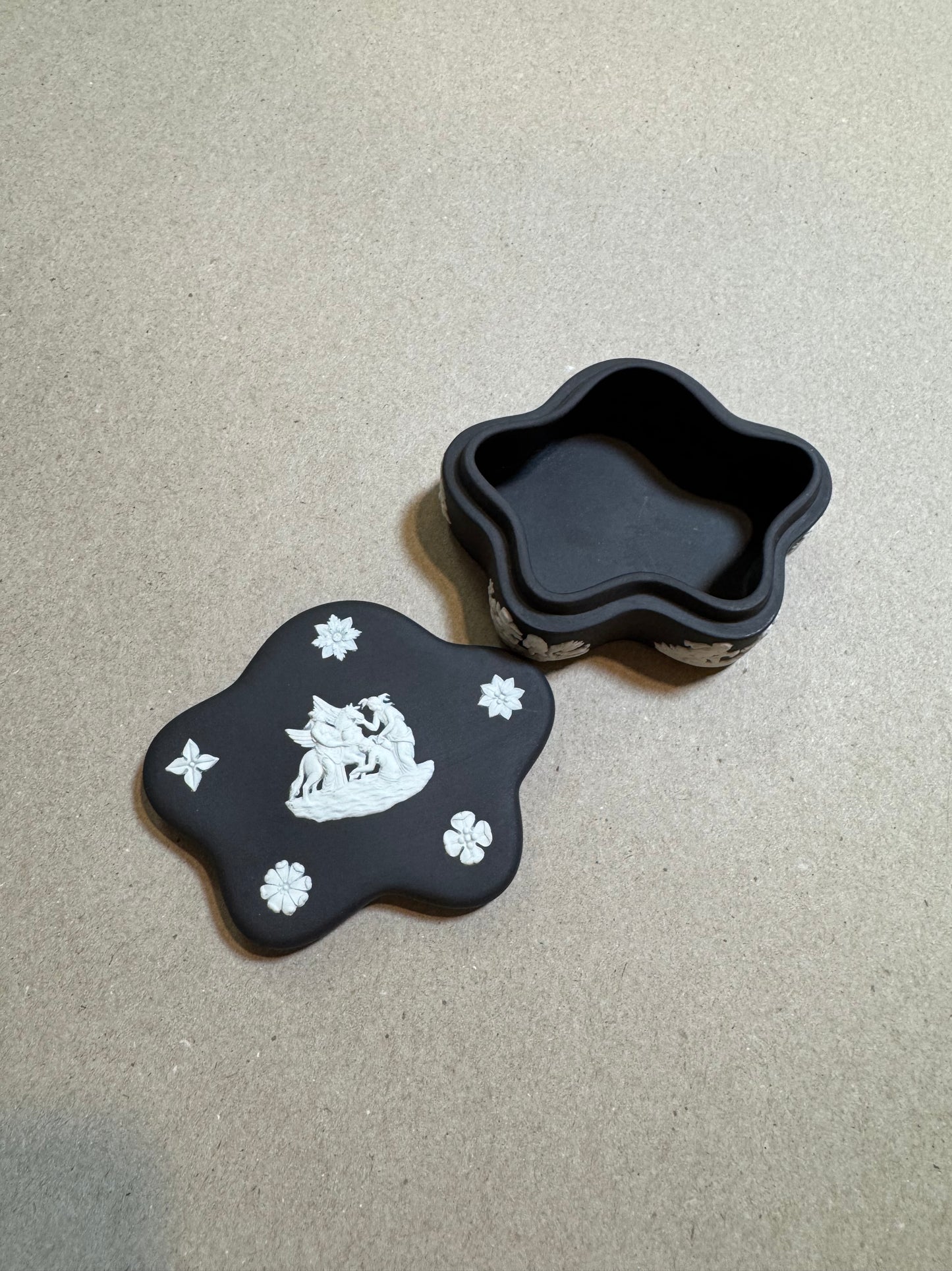 Black bassalt Wedgewood lidded flower box 3.75x2.75x1.5