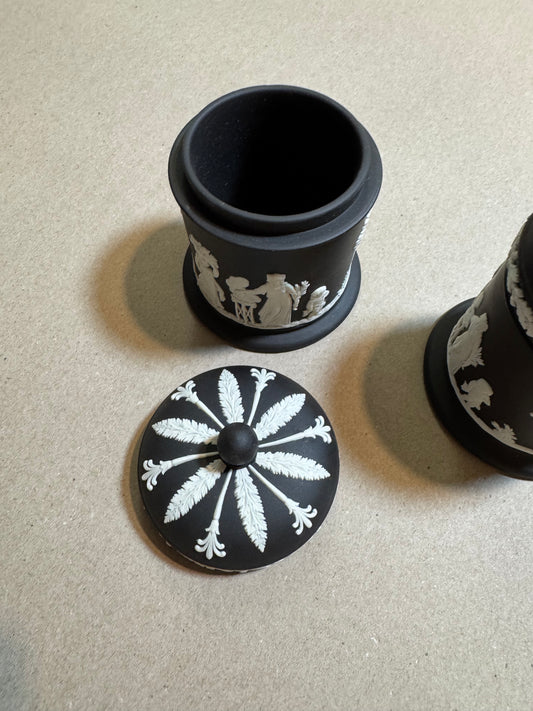 Reserved black bassalt tobacco leaf lidded dish