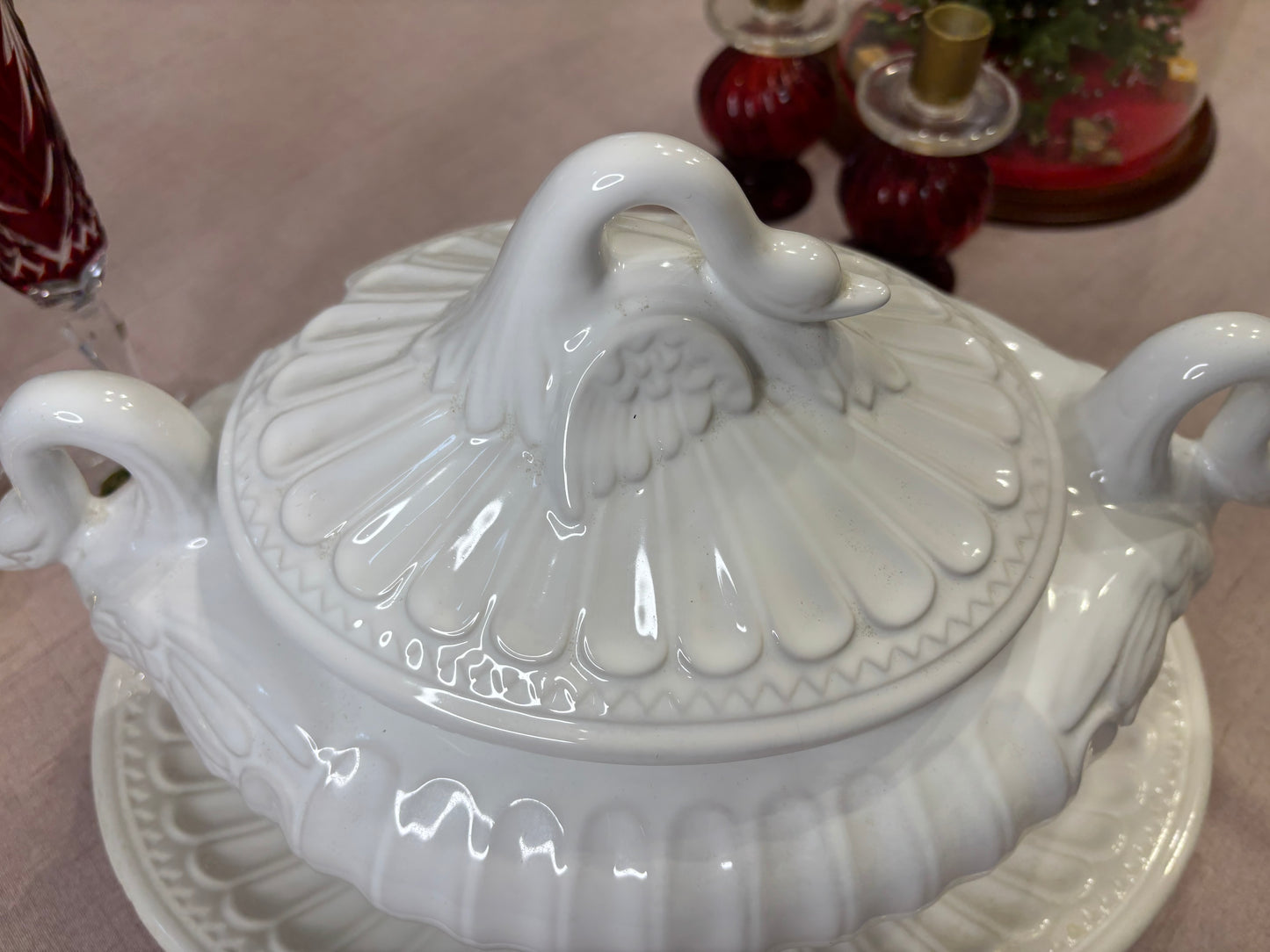 Beautiful swan tureen with under plate!