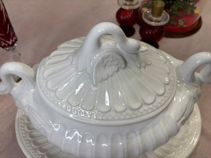 Beautiful swan tureen with under plate!