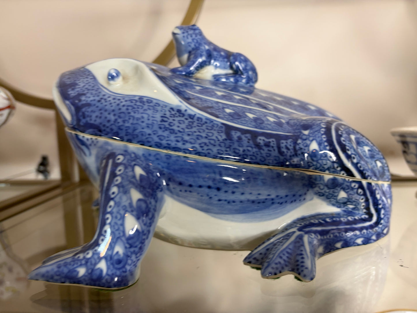 Stunning export lidded frog with mini frog!