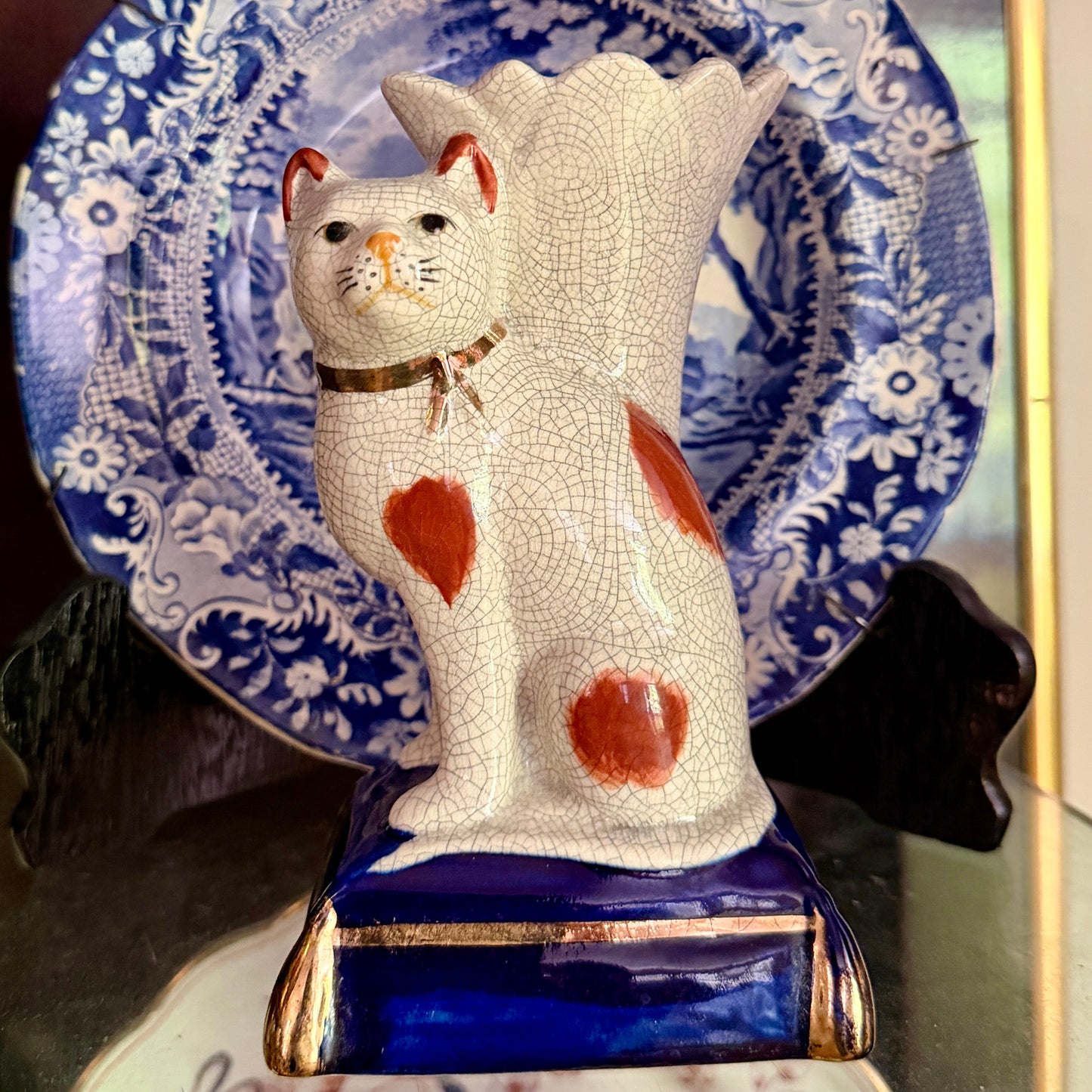 VIntage Fitz & Floyd Staffordshire style kitty cat figure on colbalt pillow still vase