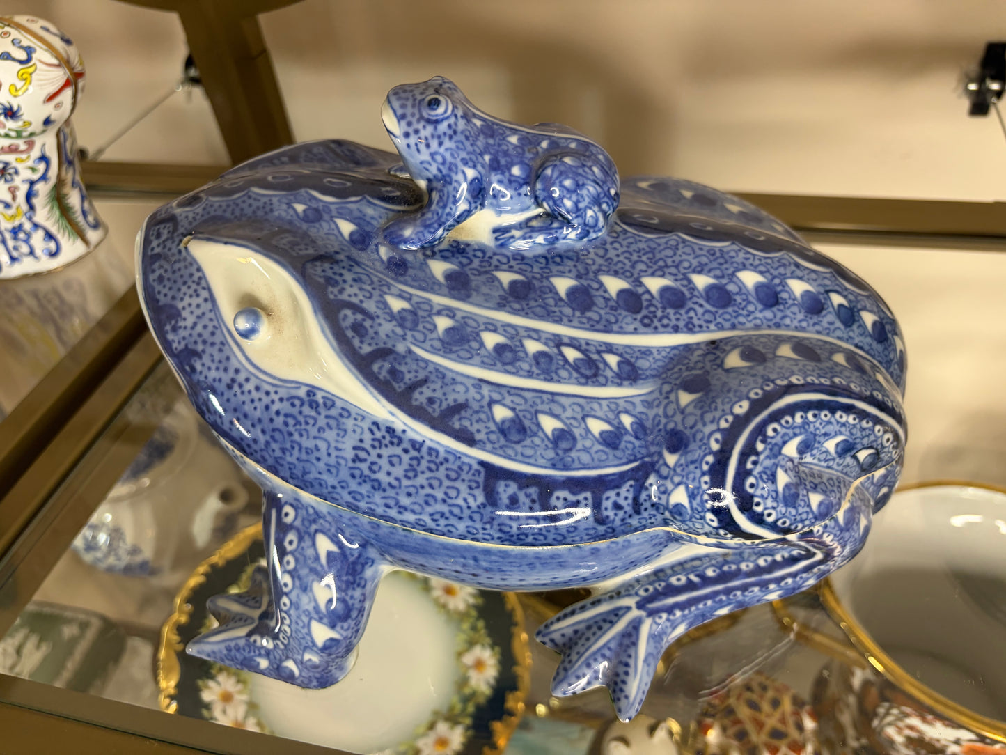 Stunning export lidded frog with mini frog!