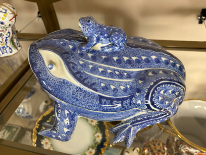 Stunning export lidded frog with mini frog!