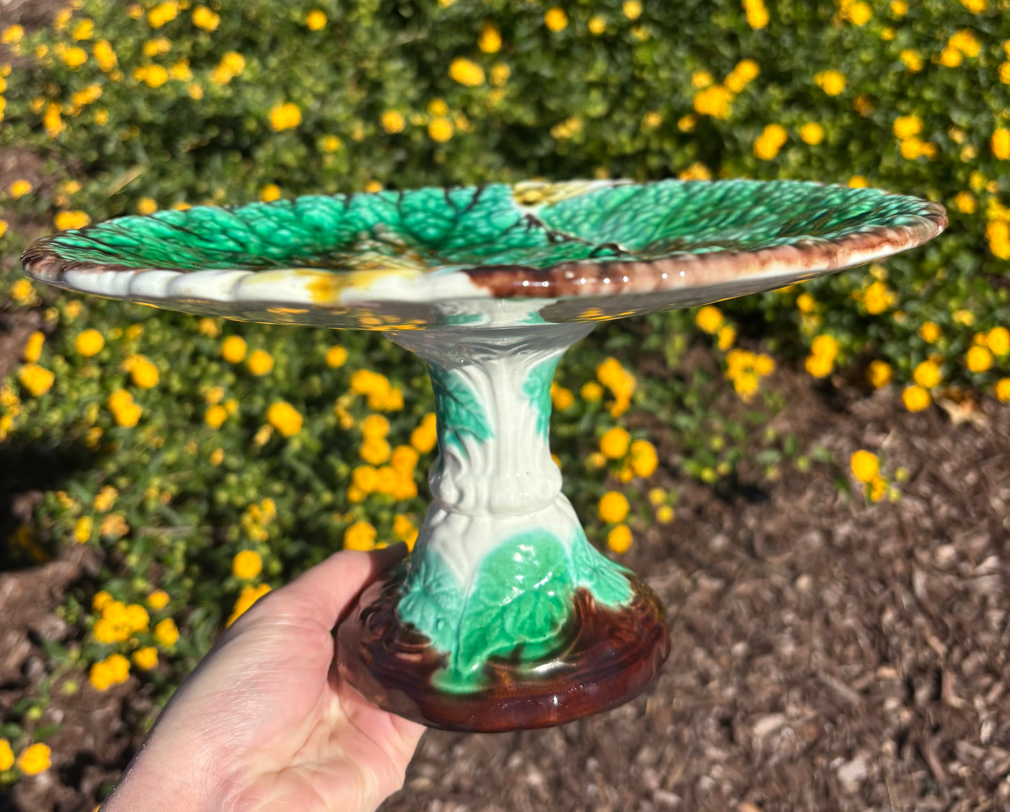 Stunning Majolica Begonia Leaf pedestal cake stand! As is! Measures 10 1/4” x 5.5”.