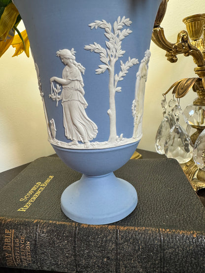 Wedgwood lavender and white beautiful vase urn 7.5”
