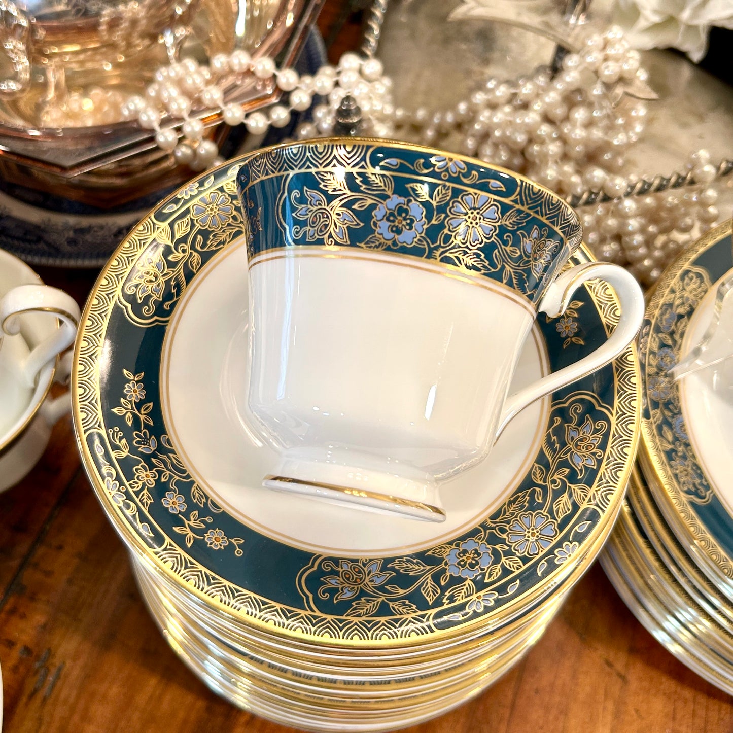 Absolutely stunning Set of 40 pieces bone china from designer ROYAL DOULTON England 8 five piece place settings