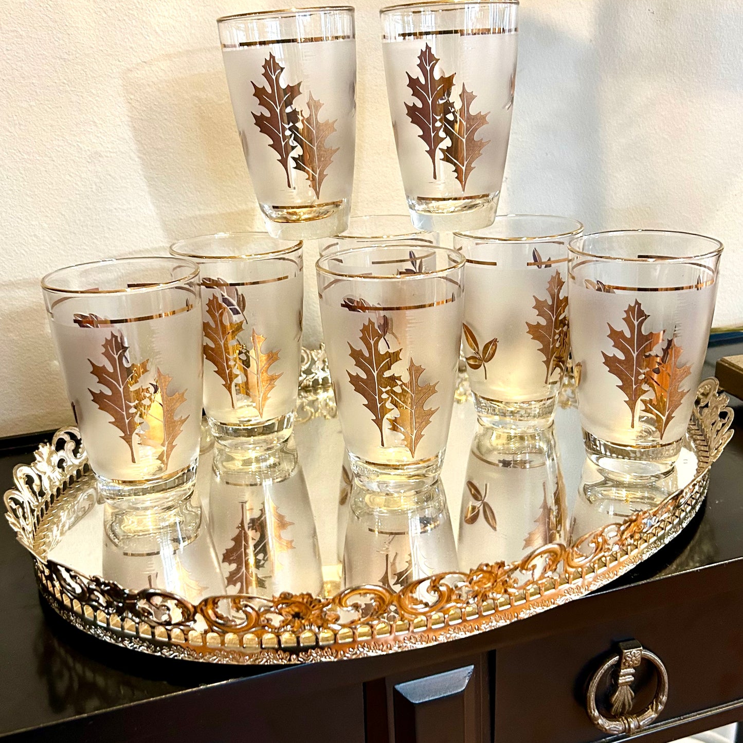 Set of 8 mid century vintage gold leaf glasses