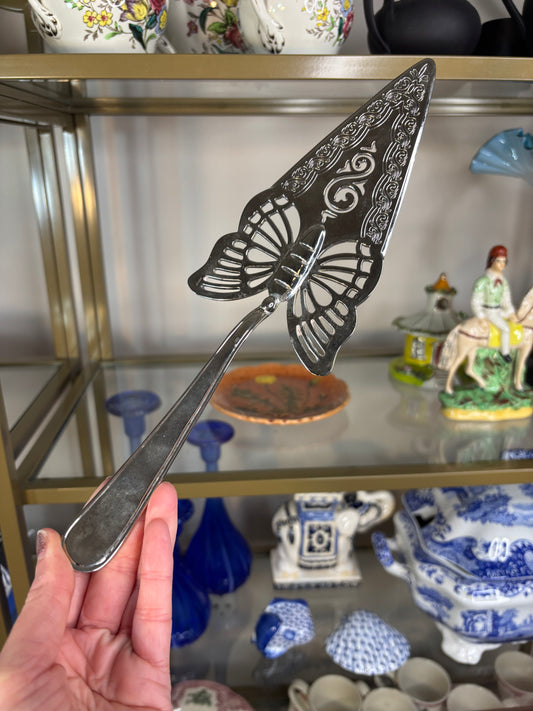 Lovely silverplated pie server with butterfly design!