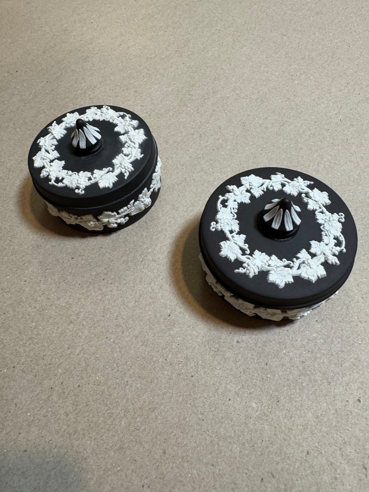 Black bassalt Wedgewood lidded round box 3x2.25