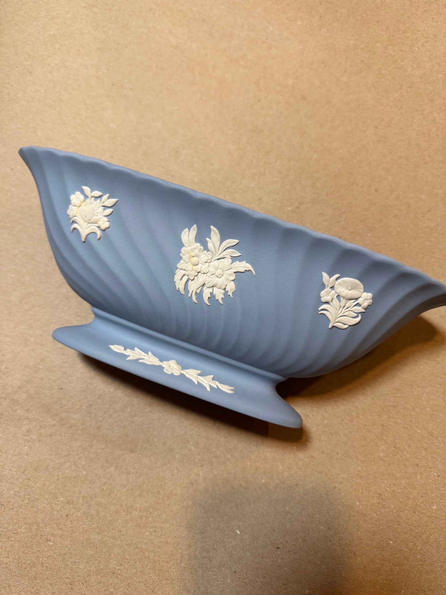 RESERVED - shopthepinkbow - Live 06/15 blue beautiful spiral flute center piece Wedgwood
