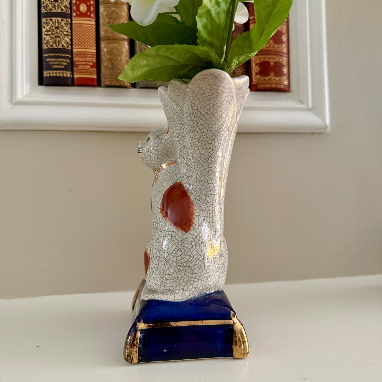 VIntage Fitz & Floyd Staffordshire style kitty cat figure on colbalt pillow still vase