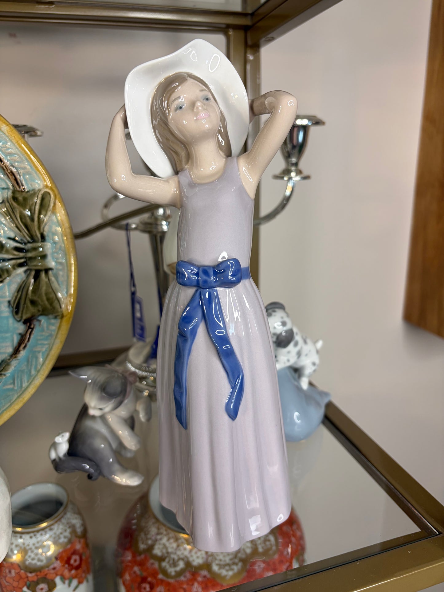 Lladro girl with sun hat figurine!
