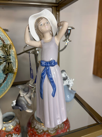 Lladro girl with sun hat figurine!