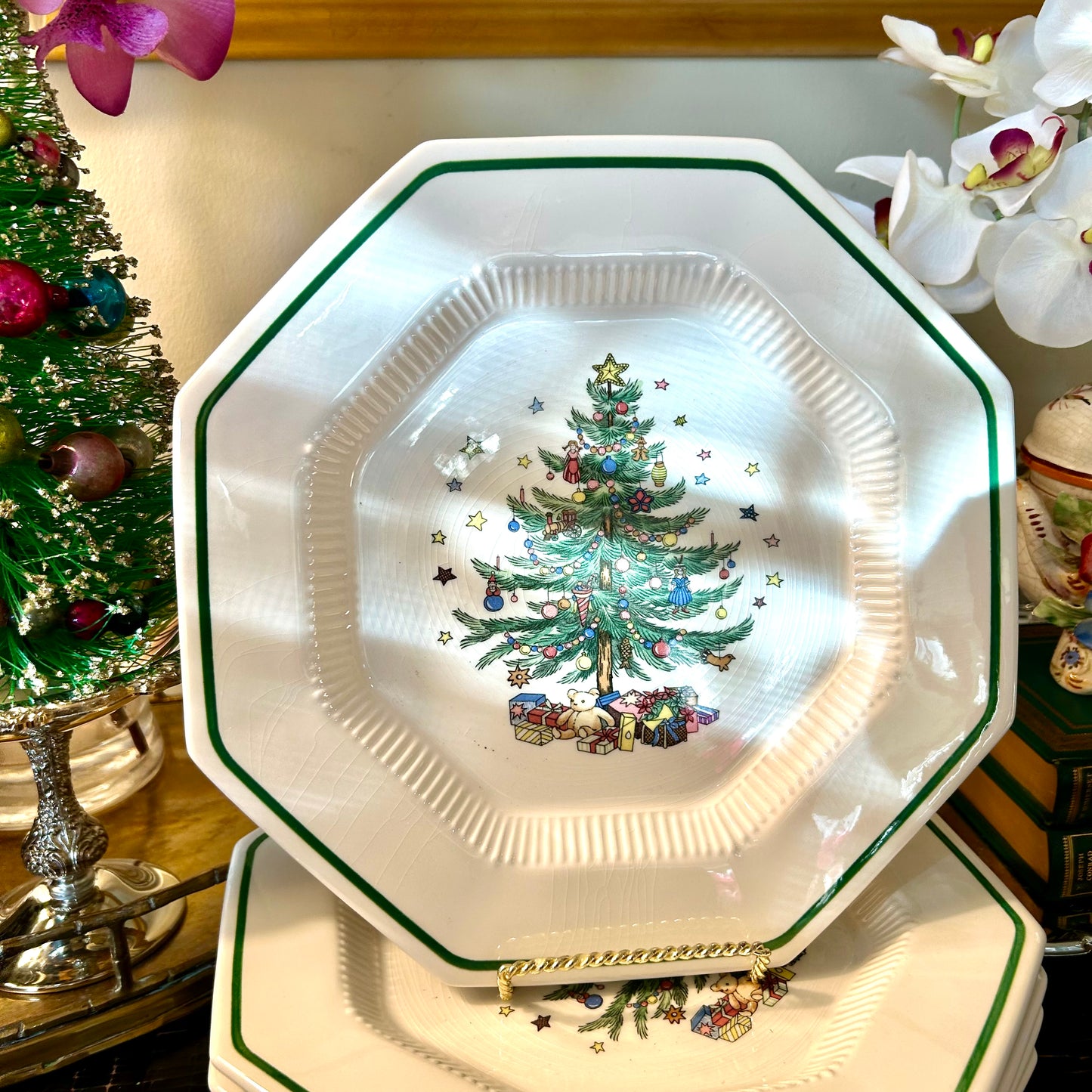 Set Of (6) Holiday Dinner octagonal Plates By NIKKO Of Japan.