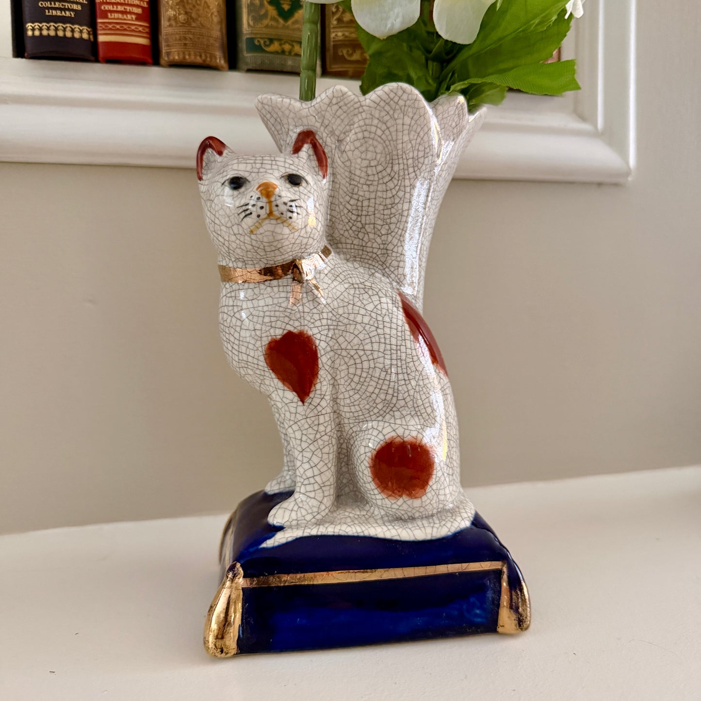 VIntage Fitz & Floyd Staffordshire style kitty cat figure on colbalt pillow still vase
