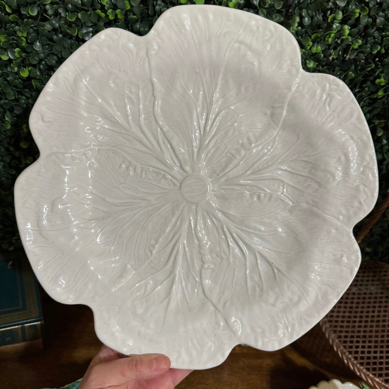 BORDALLO PINHEIRO white charger cabbage serving plate 12 d (3 available)