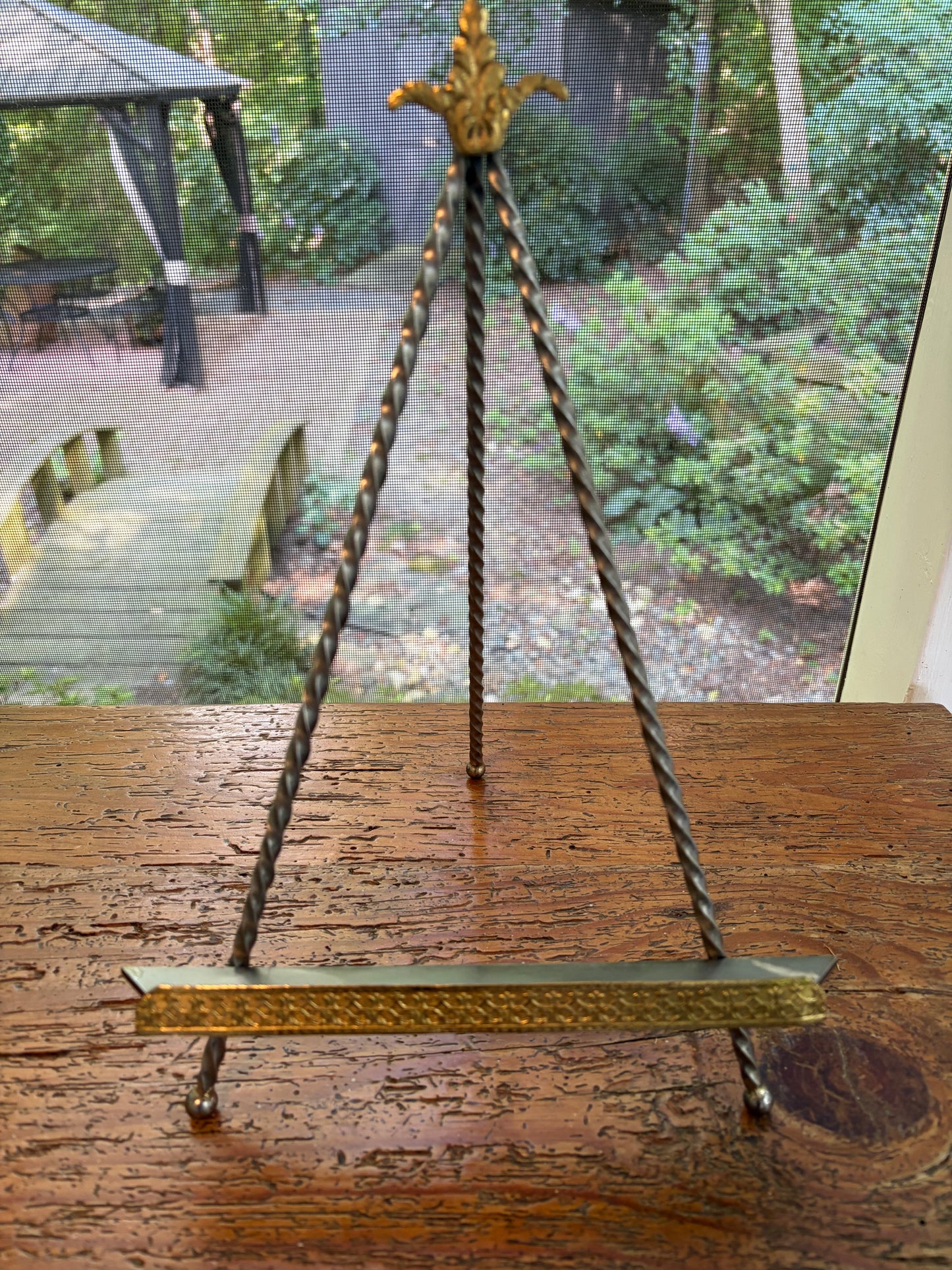 Lovely Italian brass and metal stand!