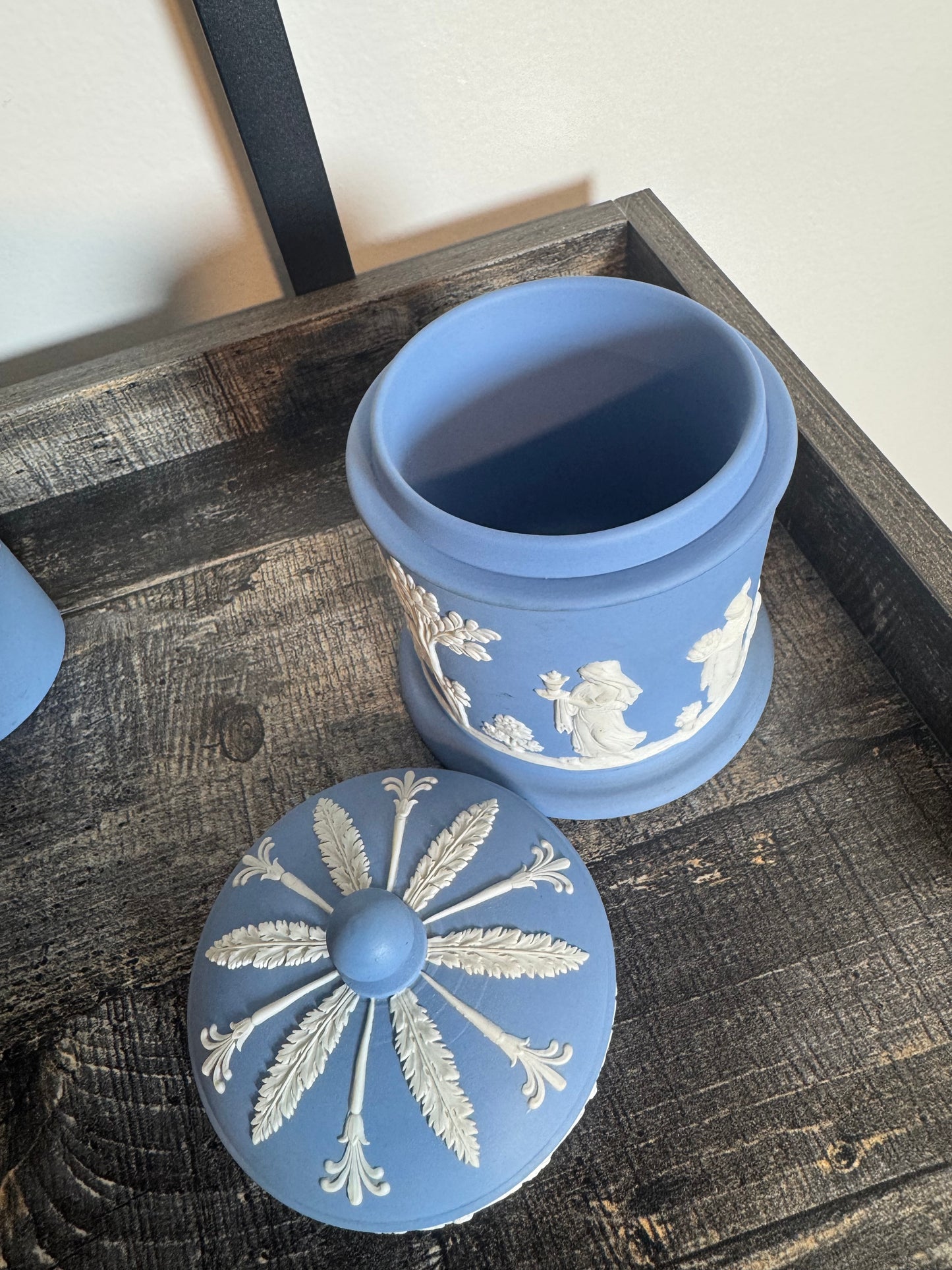 Light blue Wedgewood tobacco leaf lidded jar, 4 1/2 tall ￼