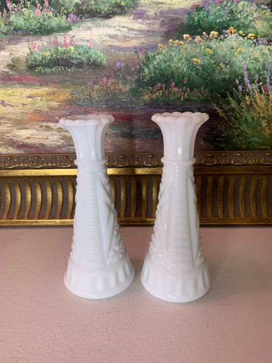 Milk glass mini bud vases pair (2) - Excellent condition!