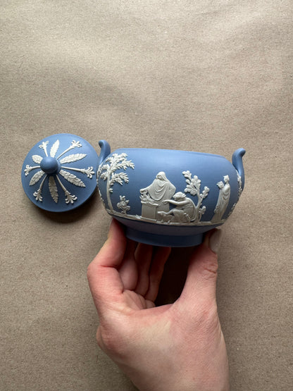 Light blue Wedgewood sugar bowl 4 1/2 x 4 tall￼