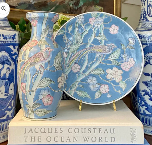 Vintage chinoiserie bird vase and plate decor.