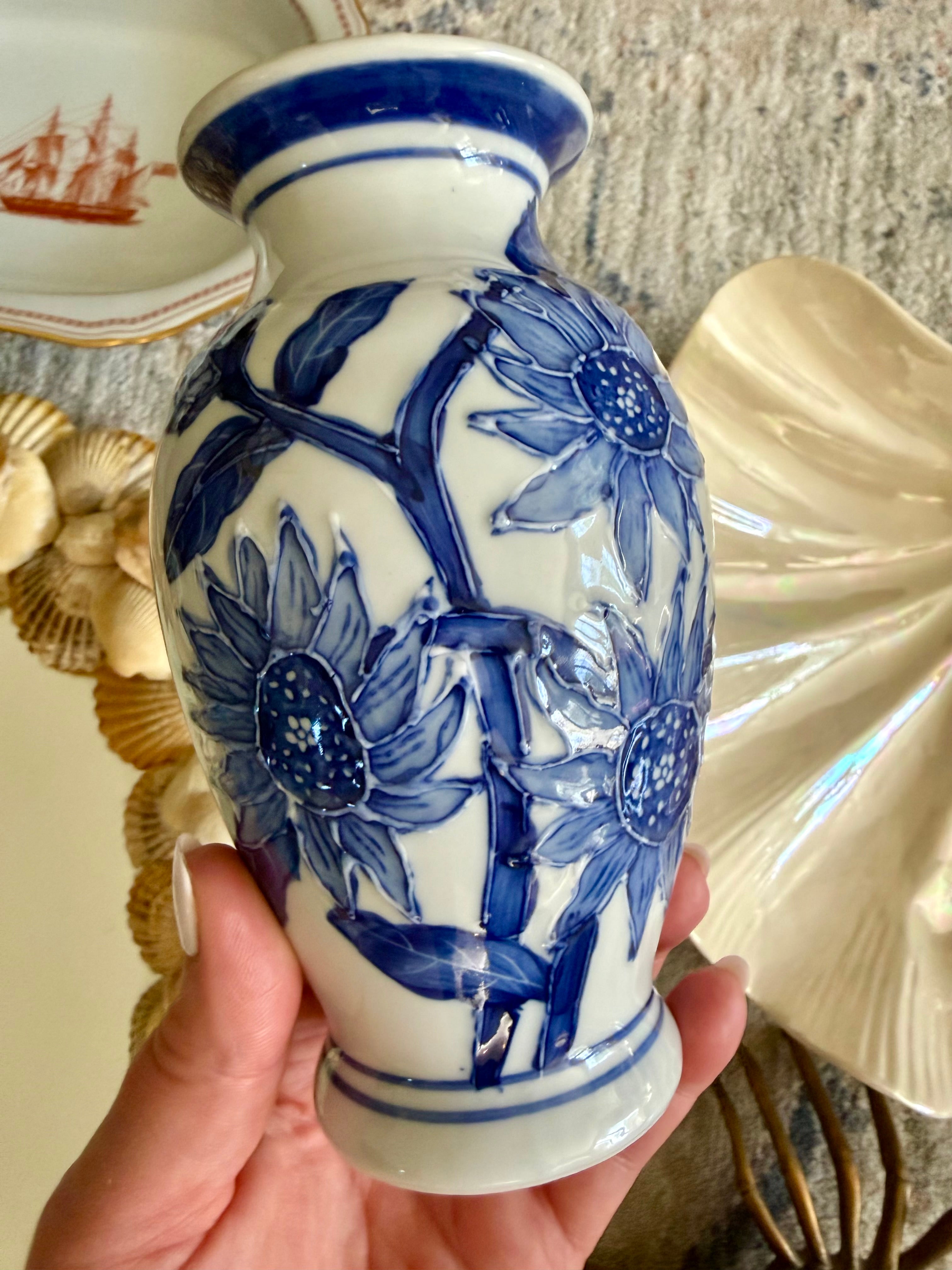 Vintage hand painted blue & white chinoiserie 6.5” vase - pristine