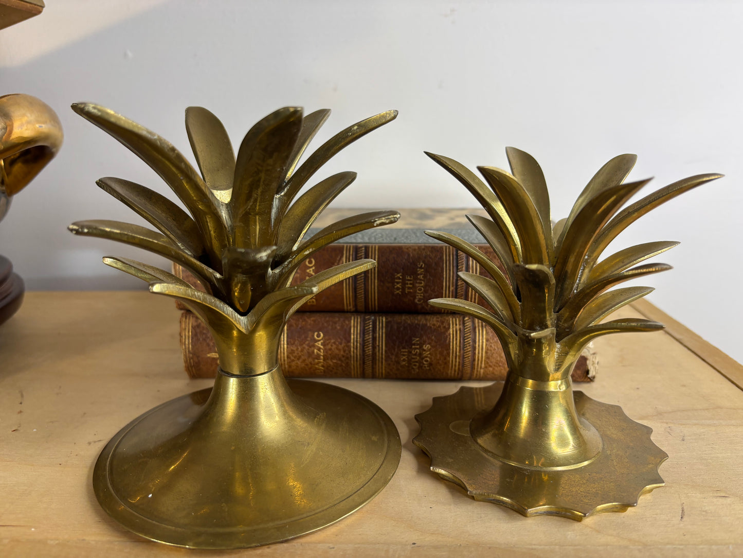 Beautiful Hollywood Regency style brass pineapple candleholders pair!