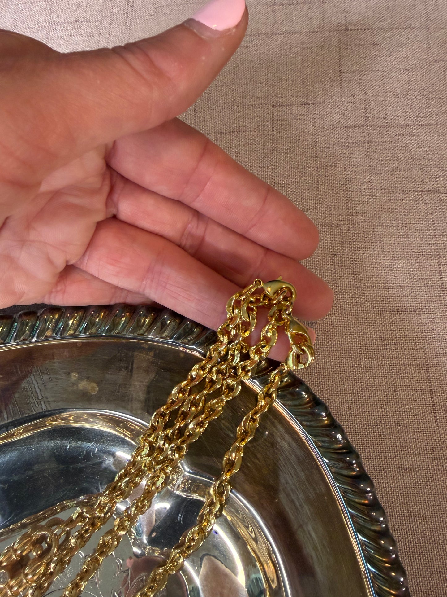 Gorgeous Jacqueline Kennedy paper link style gold necklace!
