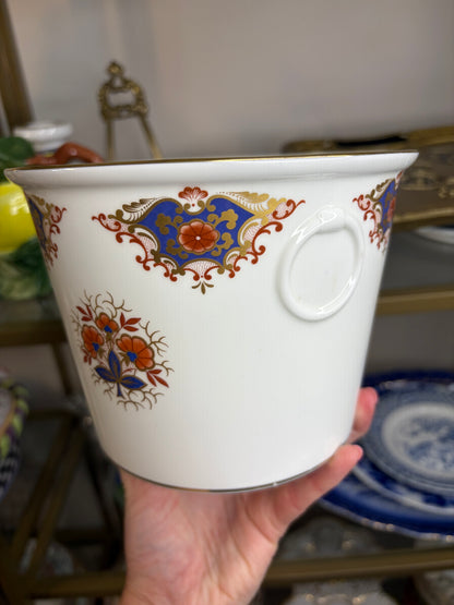 Beautiful English cachepot featuring Imari colors and gold!