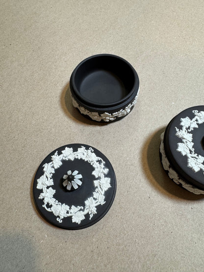 Black bassalt Wedgewood lidded round box 3x2.25