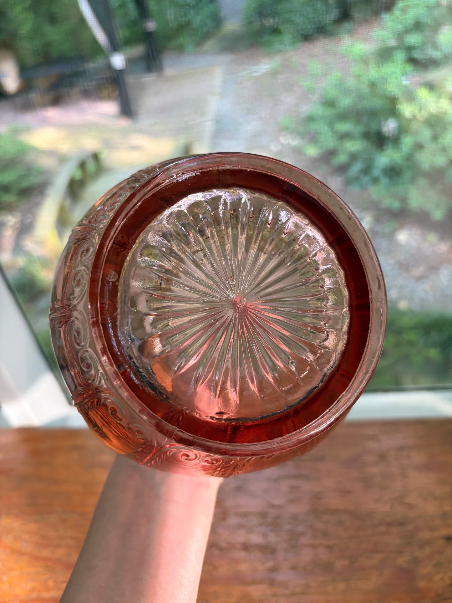 Stunning L.E. Smith Pink Victoria Fern Scroll swung stretch vase!