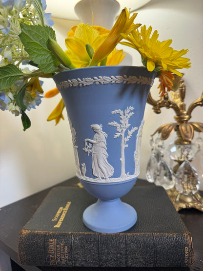 Wedgwood lavender and white beautiful vase urn 7.5”