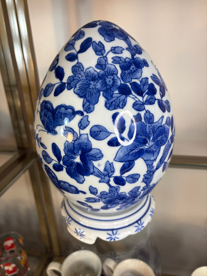 Chinoiserie blue and white floral egg with butterflies on attached stand!