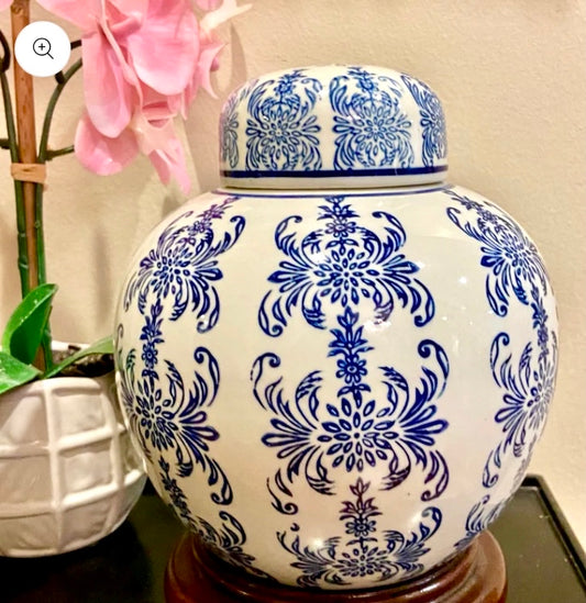 Vintage blue & white round ginger jar with lid
