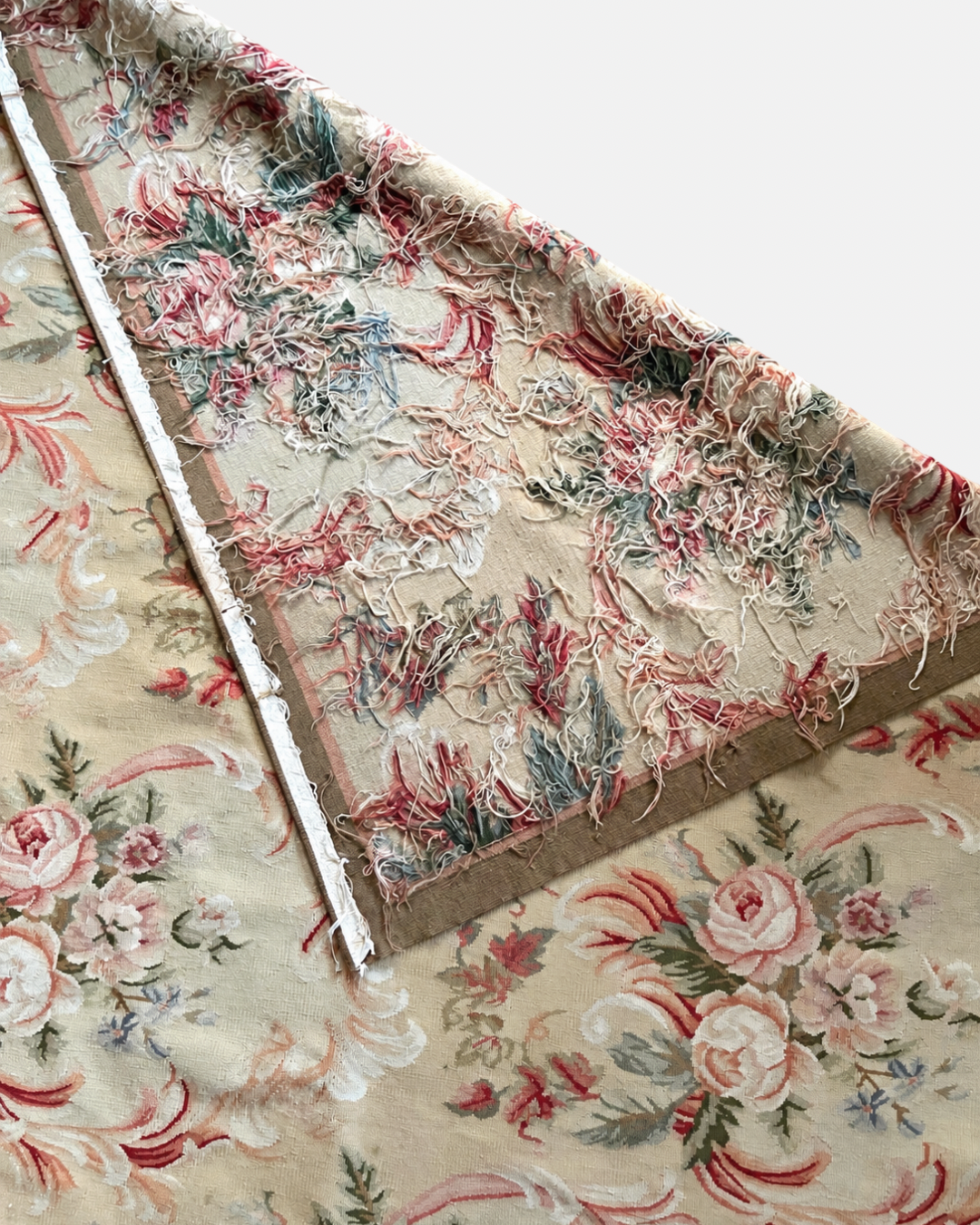 Live 09/01 Handwoven Aubusson Floral Rug – 6’ x 9’ – Soft PaletteRomantic Rose & Floral Design