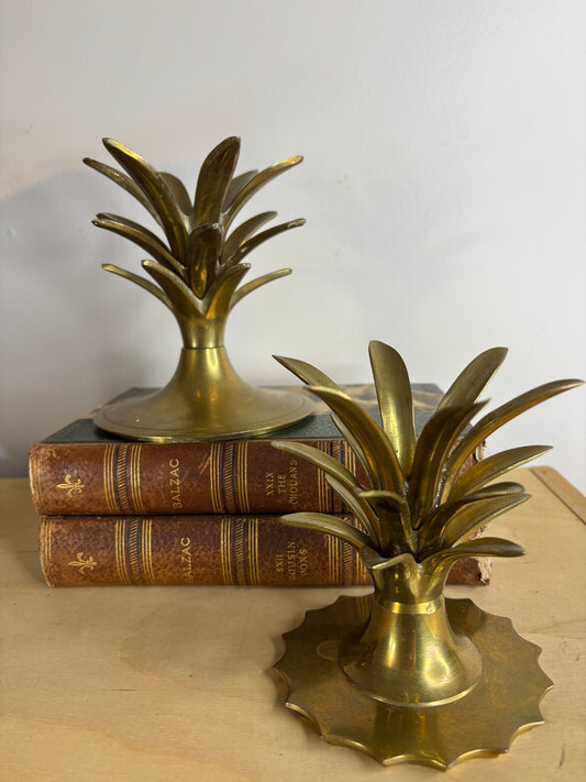 Beautiful Hollywood Regency style brass pineapple candleholders pair!